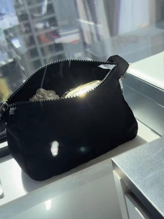 化妆包突然烧出洞 竟是镜子惹的祸PG电子麻将胡了2模拟器女子窗边