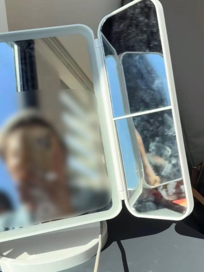 化妆包突然烧出洞 竟是镜子惹的祸PG电子麻将胡了2模拟器女子窗边(图2)